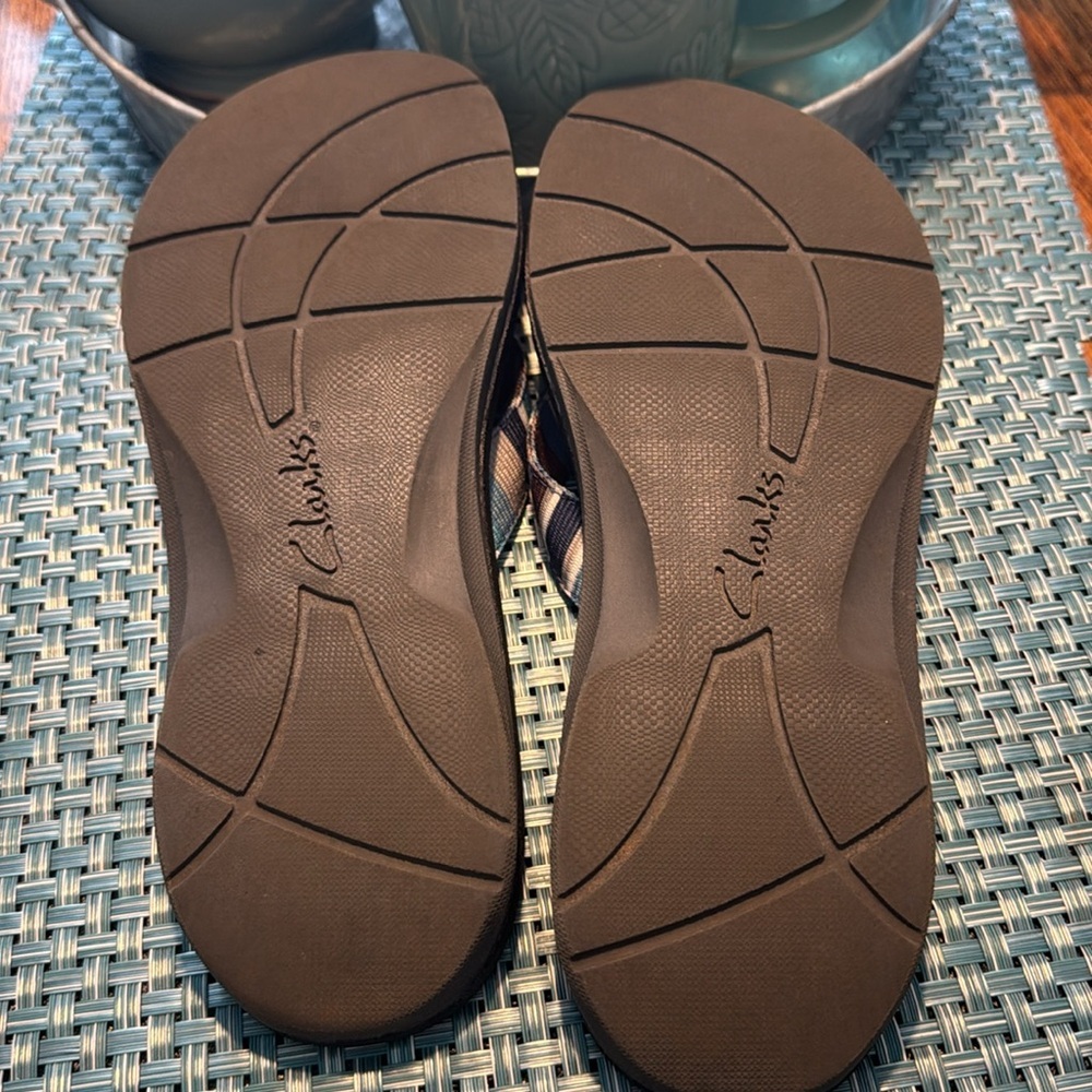 CLARKS "TATE MUSE" BLUE MULTI STRIPED TEXTILE THONG FLIP FLOPS SANDALS - Size 9 - Picture 5 of 5